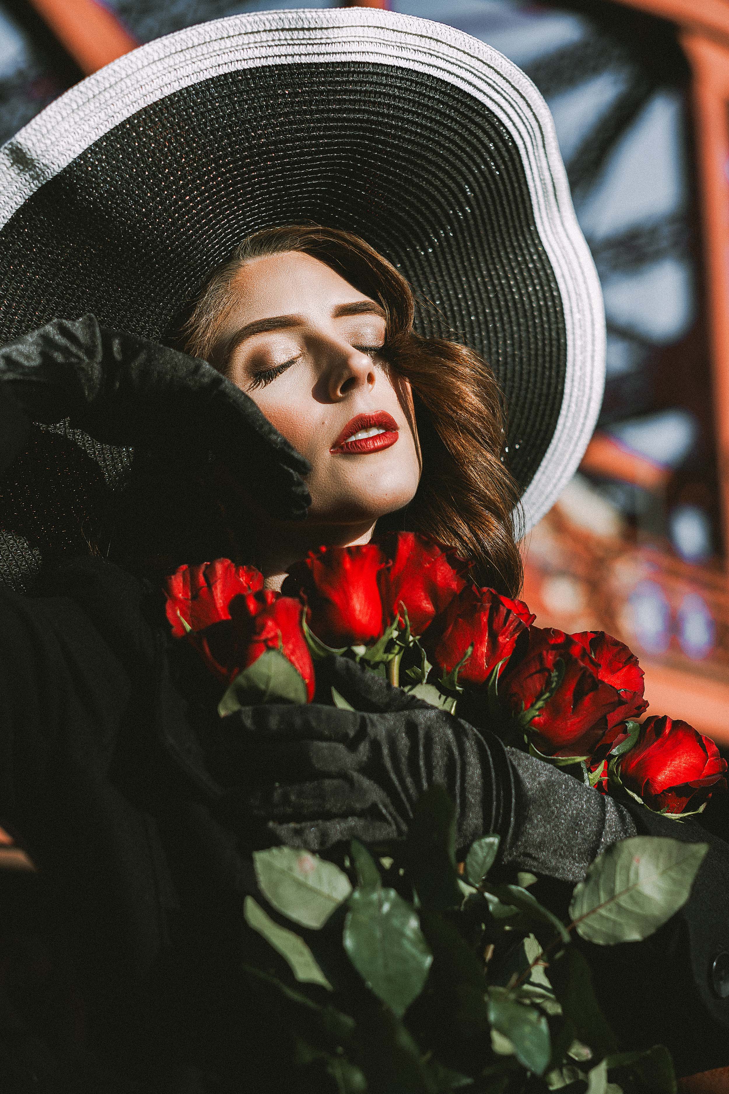 Elegant and Romantic 40s-Inspired Portraits on the Broadway Bridge — photograph 22 of 23